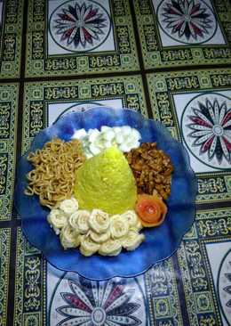 Tumpeng nasi kuning sederhana