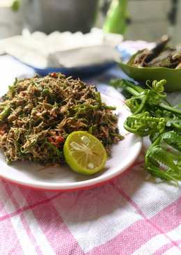 Lawa' pakis (sayur paku) pedas