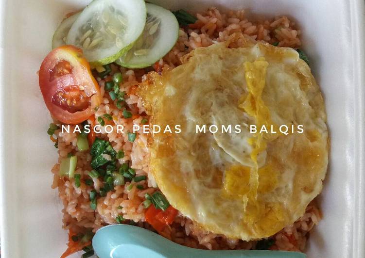 gambar untuk cara membuat Nasgor pedas ceplok telor Moms Balqis