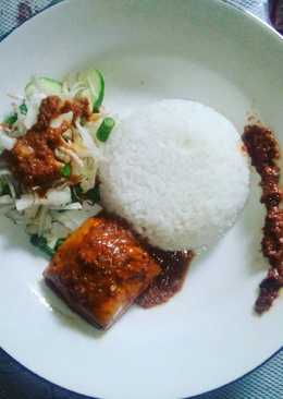 Menu diet nasi tahu bakar sambal pecel with salad
