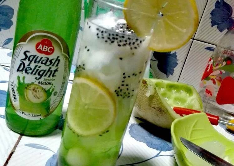 Es Kuwut with lemon slice recipe main photo