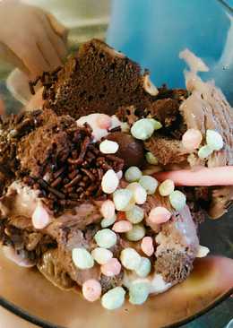 Homemade ice cream with brownies