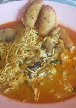 Hot noodles curry with curry puff