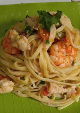Chicken and Prawn Spaghetti with Mushroom and Basil