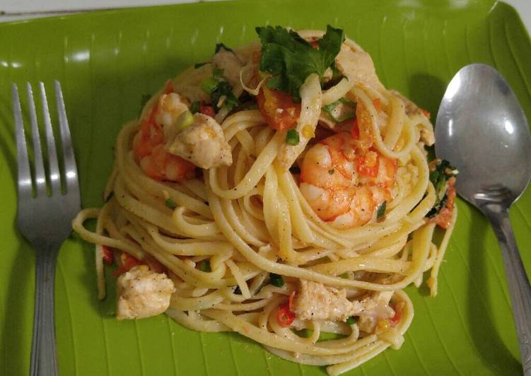 resep Chicken and Prawn Spaghetti with Mushroom and Basil