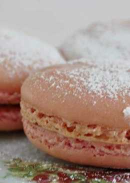 Strawberry macaron