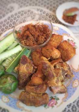 Ayam serundeng ungkep bumbu kuning