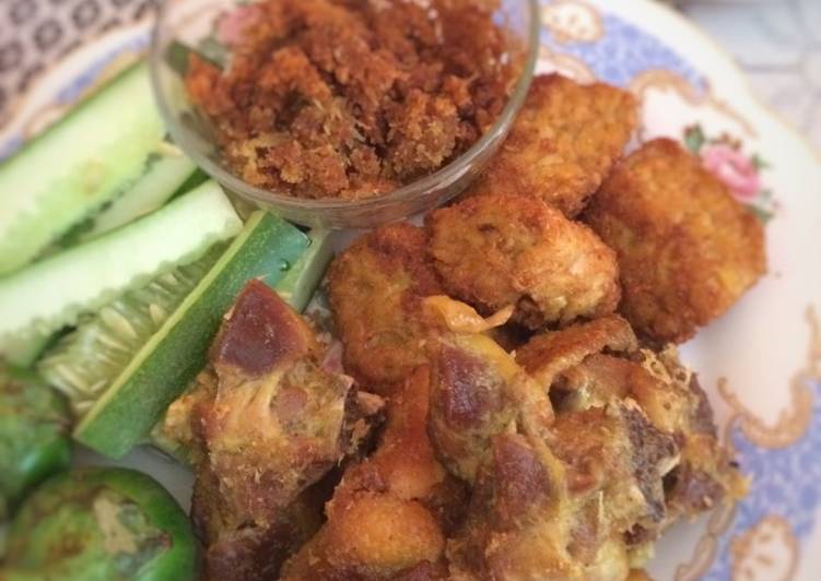 resep Ayam serundeng ungkep bumbu kuning