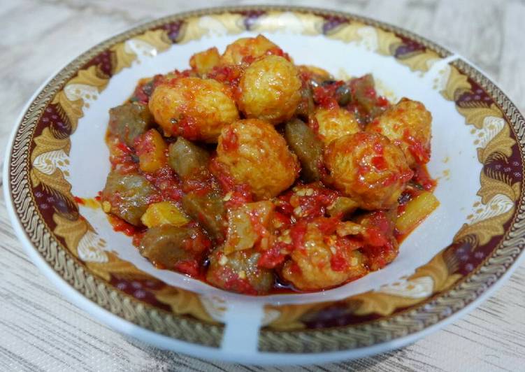 resep lengkap untuk Balado PuSo (telor puyuh-bakso)