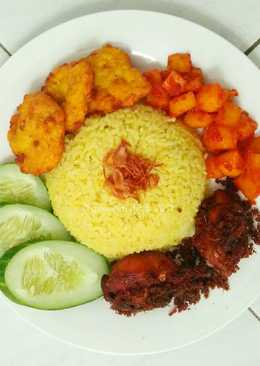 Nasi Kuning Kaldu Ungkepan Ayam