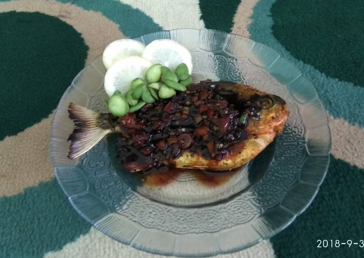 bahan dan cara membuat Ikan Bawal Bakar Kecap Pedas