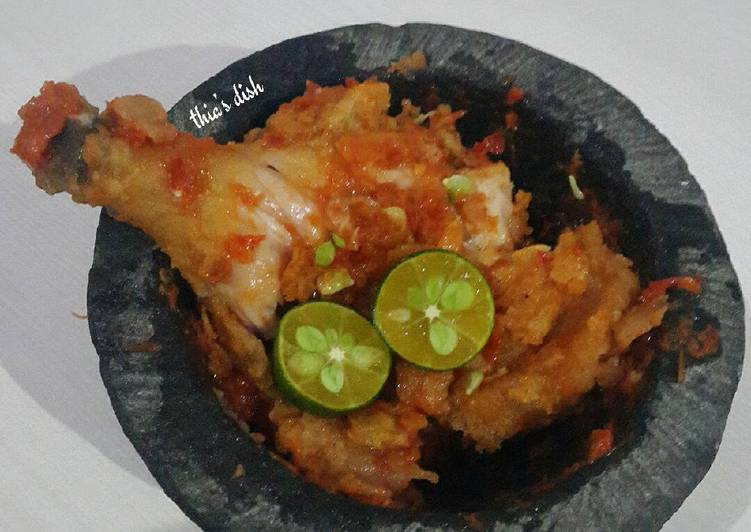  Resep  Ayam  Geprek  Cabe  Cabean  oleh Thia s Dish Cookpad