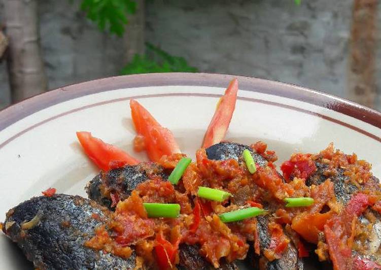 Resep ikan tumis sambal merah Karya Tika Chacha Cuhuy