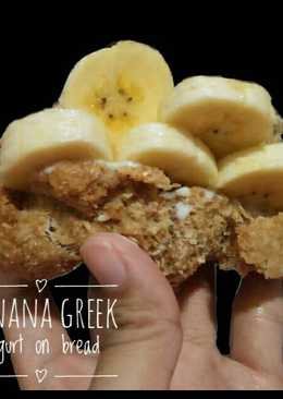 Banana greek yoghurt on bread (buat diet eat clean)