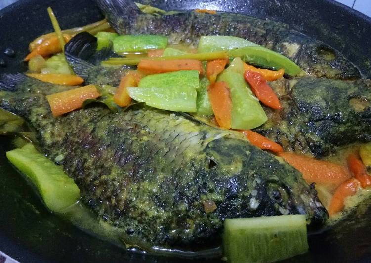 cara membuat Ikan Mas Bumbu Acar