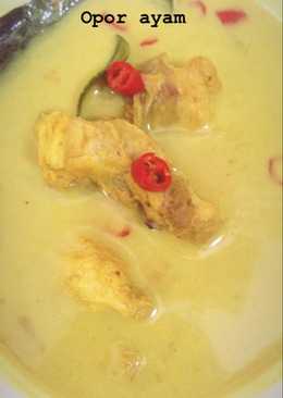 Opor ayam bumbu kuning