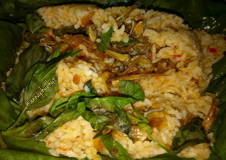 bahan dan cara membuat Nasi bakar teri kemangi