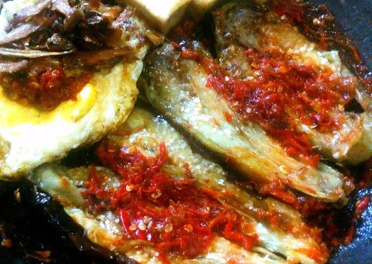 Resep Penyet terong sambel tomat - Nur Aghna Hasan