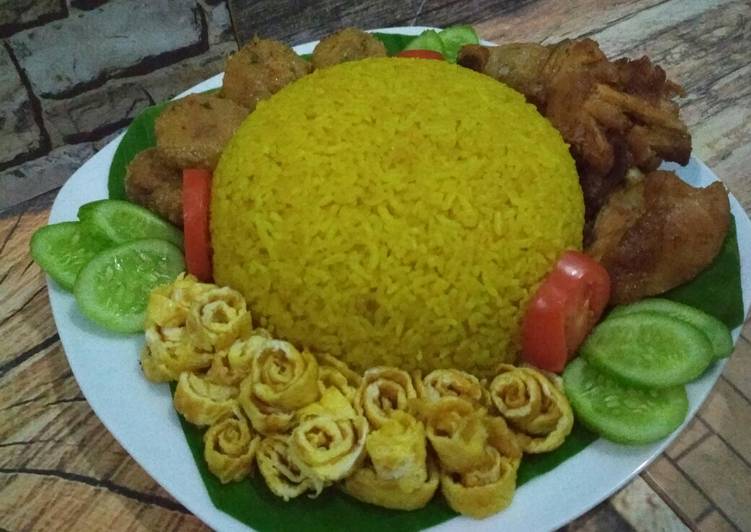 cara membuat Nasi kuning tumpeng