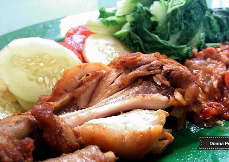 cara membuat Ayam Penyet dengan Sambel Pedas Setan