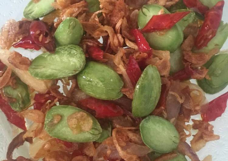 Resep Pete  Goreng Bawang  ala Lalapan Babeh oleh Dewi 