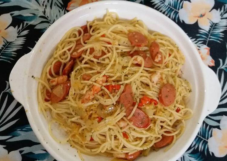 bahan dan cara membuat Spaghetti aglio olio (with sausage & shrimp)