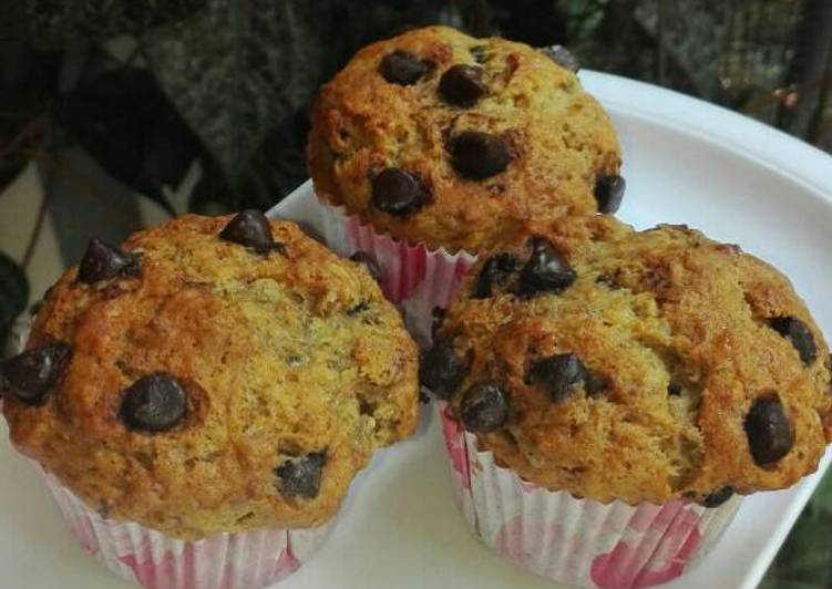 Resep Chocochip Banana Muffin (easy, no mixer, fluffy and moist)