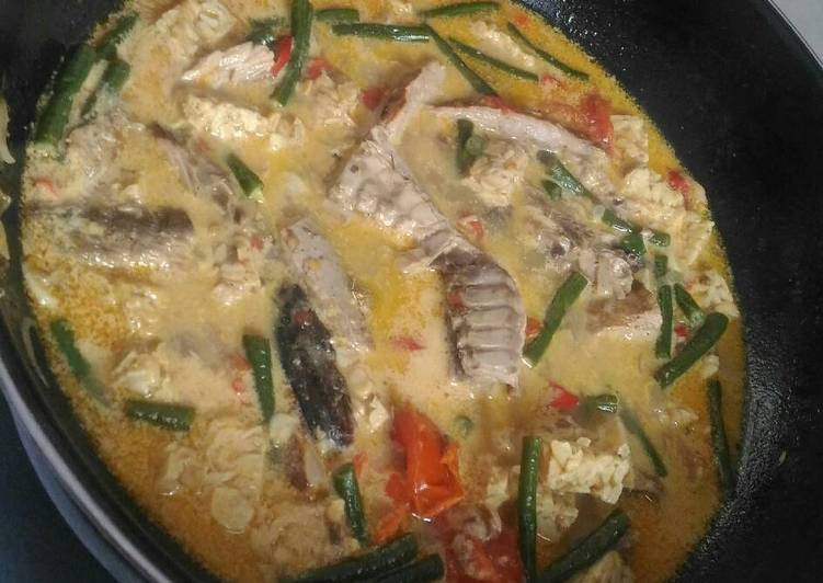 Resep Ikan tongkol asar masak kuah santan oleh Eka Widya Sari - Cookpad