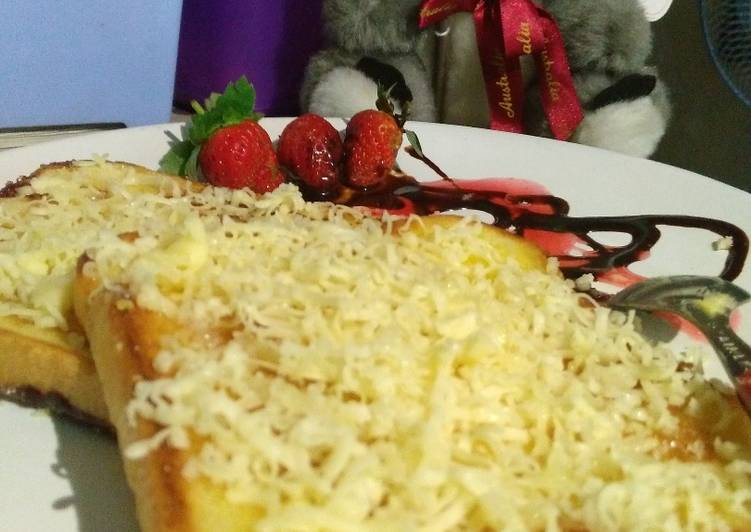 resep makanan Roti Bakar Susu Keju saos Coklat Stoberi