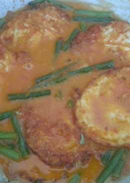 Telur ceplok kuah santan pedas