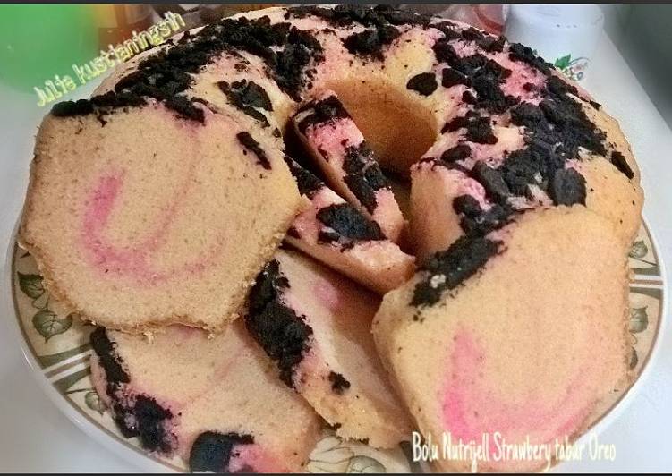 resep makanan Bolu panggang Nutrijell Strawbery tabur Oreo