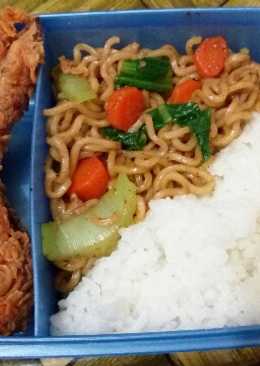 Bekal kantor : Ayam Krispi, Mie goreng Lada Hitam + sayur