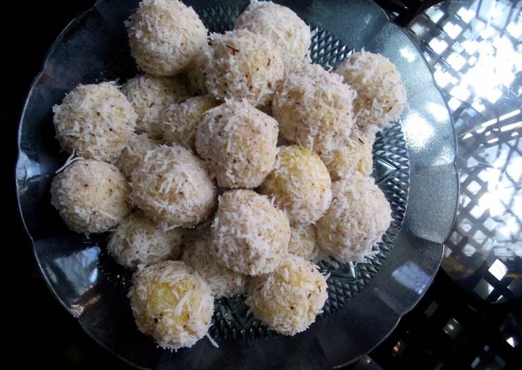 Resep Kue bola kelapa gula merah Oleh Dinda zahira