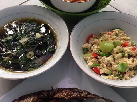 Tahu acak, sayur bayam, ikan asin, sambal goreng dan lalapan recipe step 4 photo