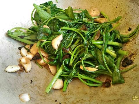 Cah kangkung jamur black garlic. #bikinramadhanberkesan
