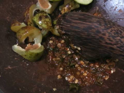 Sambal Terasi Gandaria Mentah recipe step 2 photo