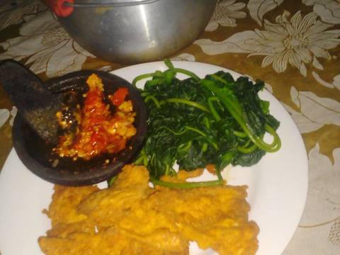 Telur krispy lalap bayem sambel korek recipe step 4 photo