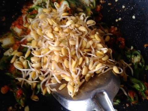 Tumis kulit melinjo campur taoge recipe step 3 photo