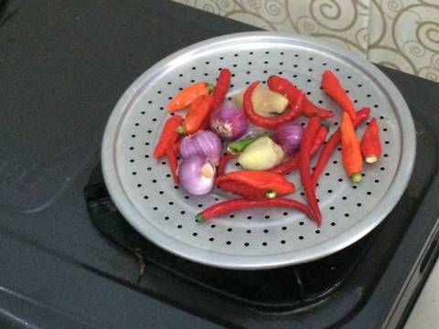 Sambel Sunda pecak ikan emas recipe step 2 photo