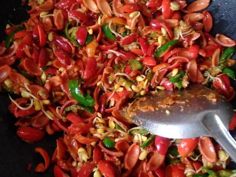 Tumis kulit melinjo campur taoge recipe step 4 photo