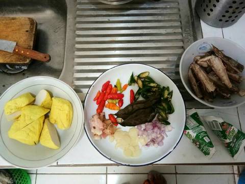Sayur oblok ikan asap recipe step 1 photo