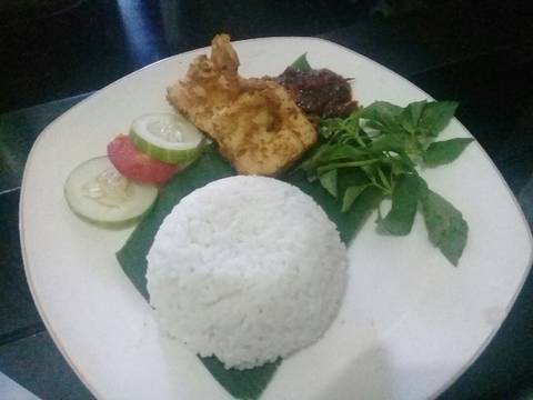 Nasi lalapan tahu kremes..Benzila Resto recipe step 3 photo