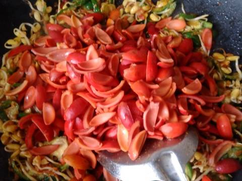 Tumis kulit melinjo campur taoge recipe step 4 photo