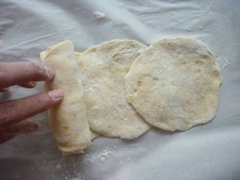 Roti kukus ubi kuning bentuk mawar alias pao/bakpao recipe step 7 photo