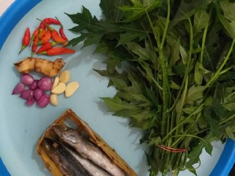 Tumis Daun Pepaya Jepang + Ikan Pindang recipe step 1 photo
