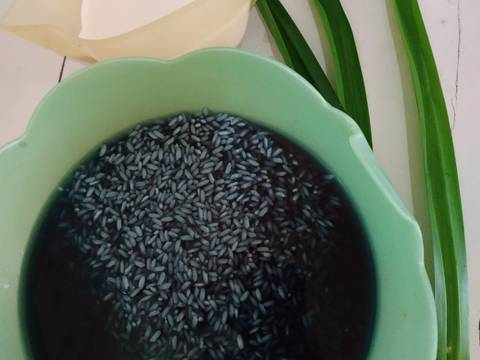 Ketan serundeng biru recipe step 2 photo