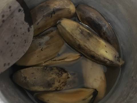 Pisang rebus tabur kelapa (masakan rumah sederhana) recipe step 2 photo