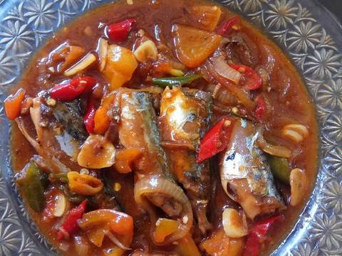 Resep Ikan Salem Masak Bumbu Sarden Pedas oleh Viana Rheinata - Cookpad