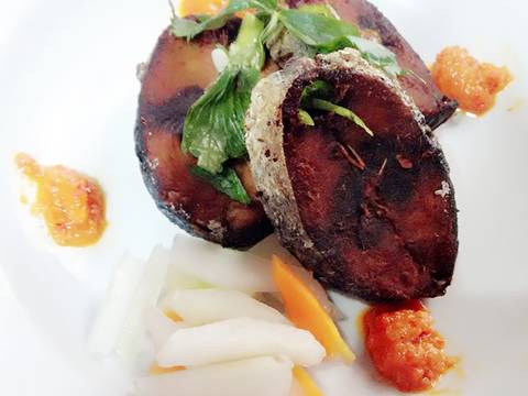 Ikan goreng cakalang vs acar timun dan wortel