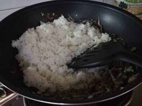 Nasi goreng teri kemangi